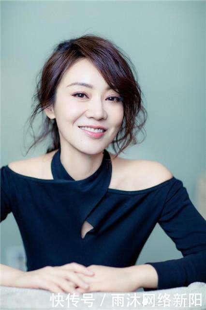 娱乐吃瓜妹闫妮是谁扮演的,揭秘幕后喜剧女王